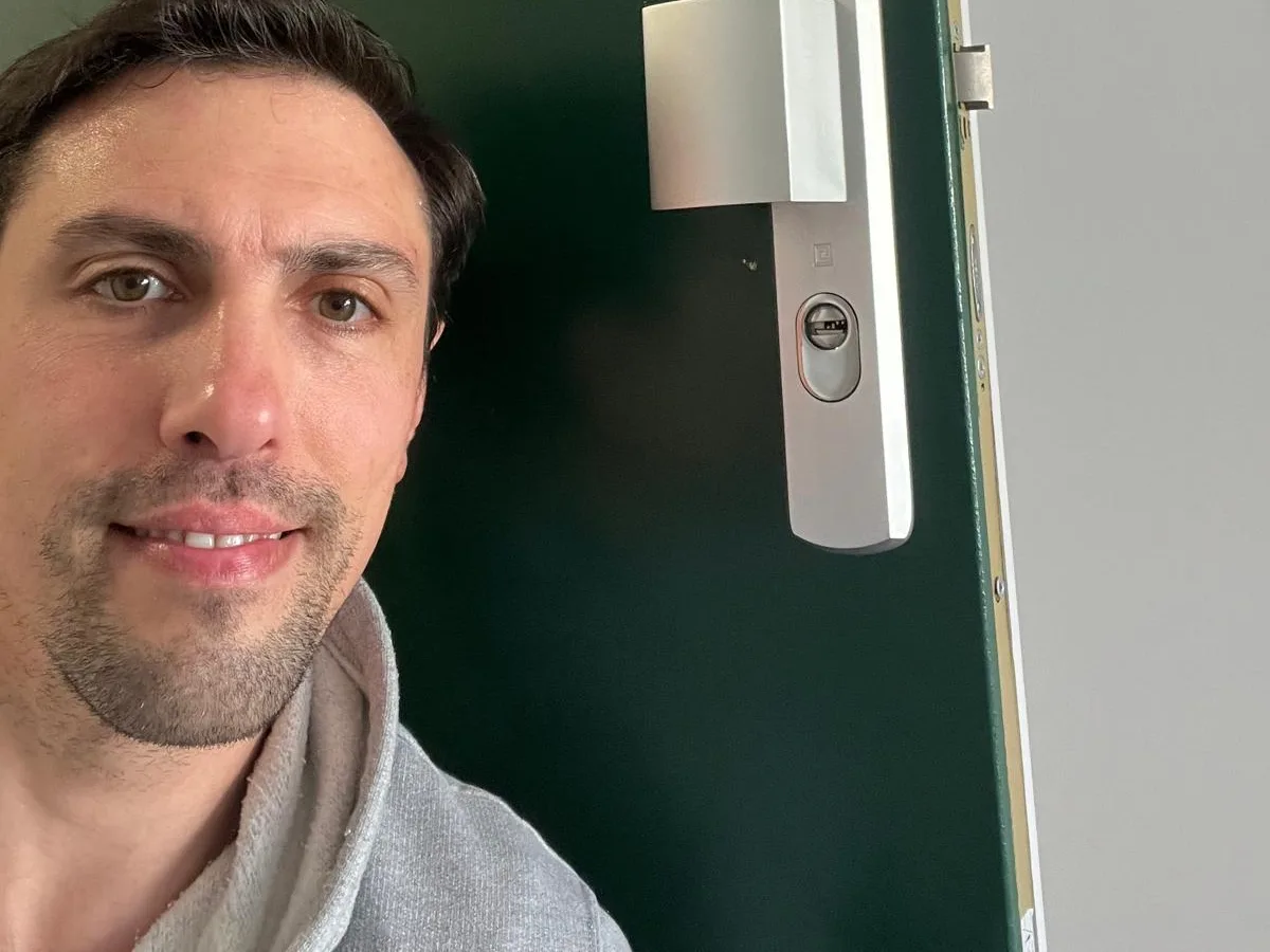 Benoît, artisan serrurier, à côté d'une serrure moderne posée à Nice